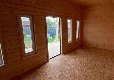 Бытовка на винтовых сваях с террасой